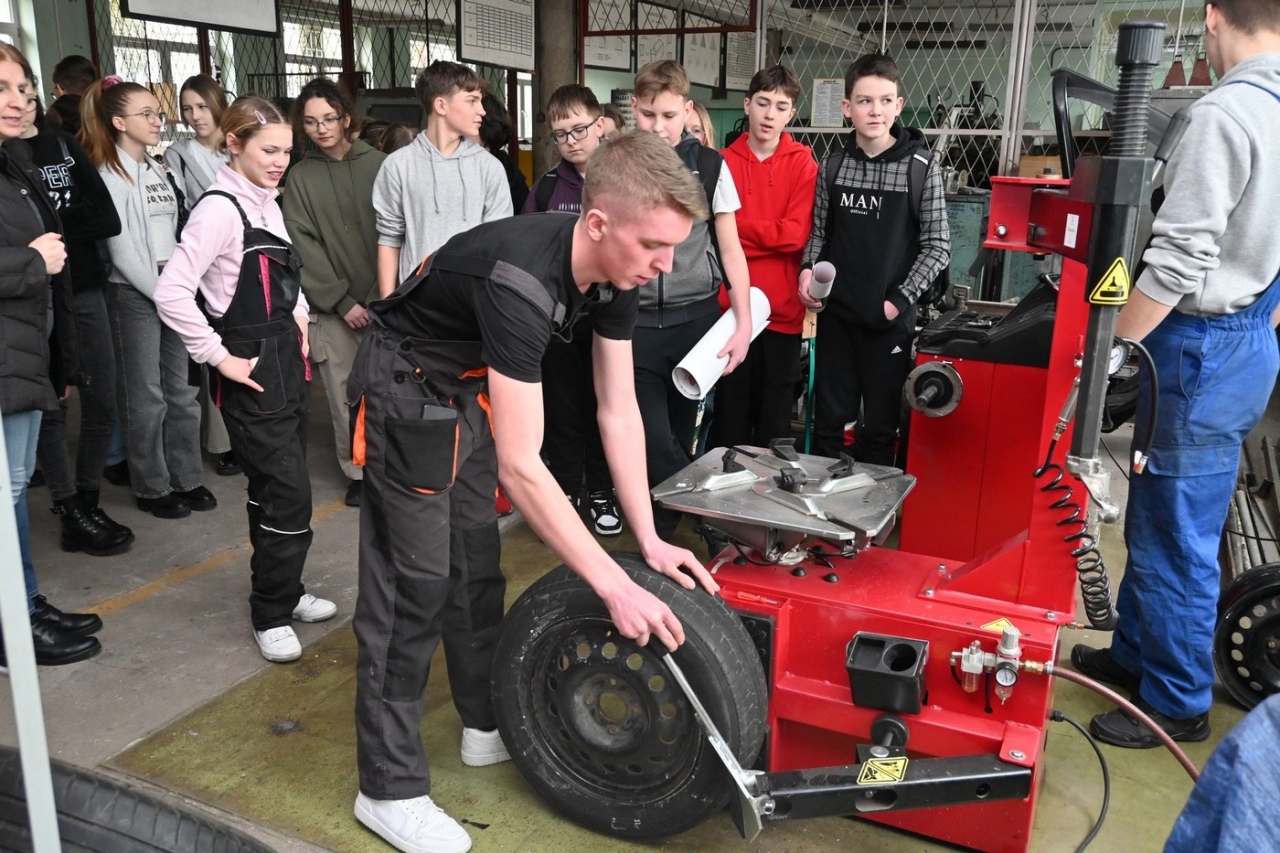 Czas zawodowców w ZSZ nr 2: Młodzież poznaje ofertę edukacyjną szkoły [07.03.2024] - zdjęcie #33 - eOstroleka.pl