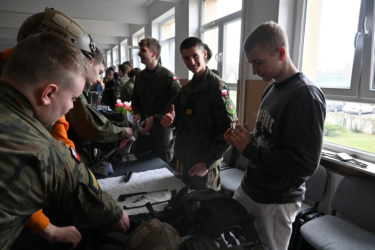 Czas zawodowców w ZSZ nr 2: Młodzież poznaje ofertę edukacyjną szkoły [07.03.2024] - zdjęcie #32 - eOstroleka.pl