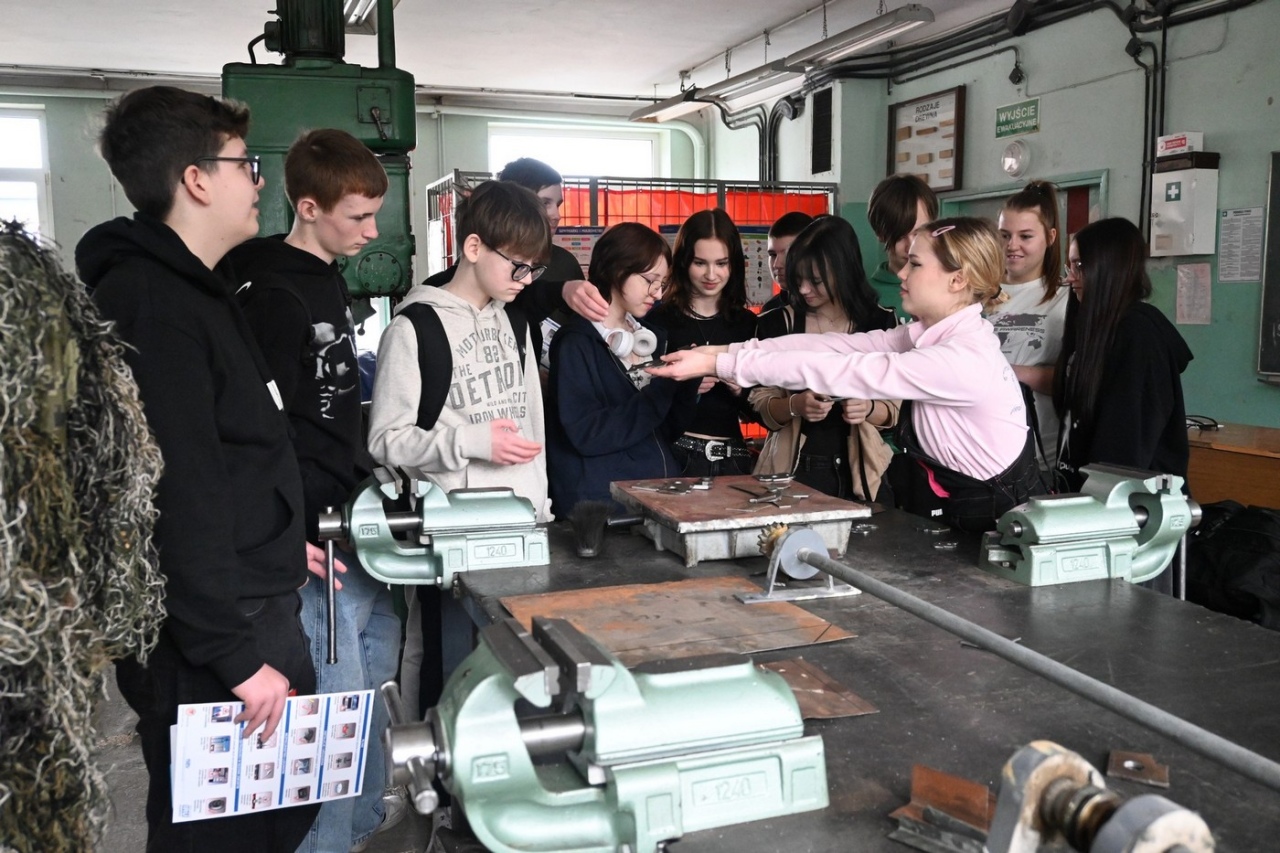 Czas zawodowców w ZSZ nr 2: Młodzież poznaje ofertę edukacyjną szkoły [07.03.2024] - zdjęcie #28 - eOstroleka.pl