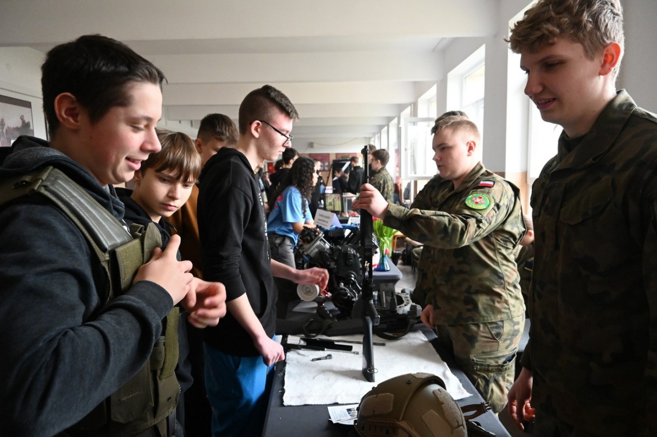 Czas zawodowców w ZSZ nr 2: Młodzież poznaje ofertę edukacyjną szkoły [07.03.2024] - zdjęcie #27 - eOstroleka.pl