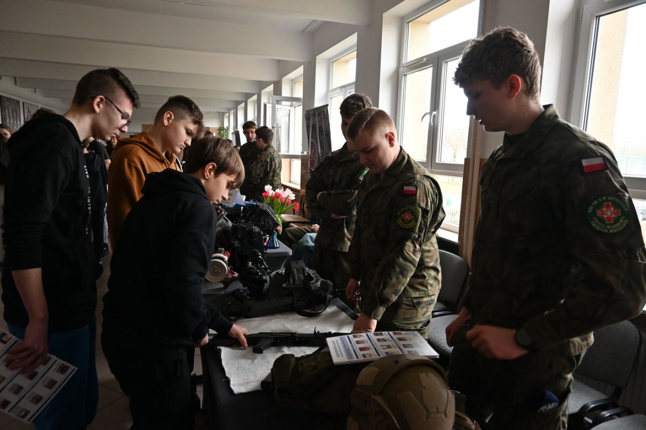 Czas zawodowców w ZSZ nr 2: Młodzież poznaje ofertę edukacyjną szkoły [07.03.2024] - zdjęcie #25 - eOstroleka.pl