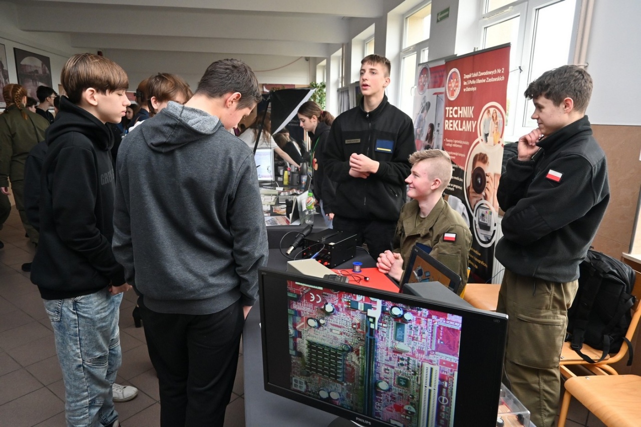 Czas zawodowców w ZSZ nr 2: Młodzież poznaje ofertę edukacyjną szkoły [07.03.2024] - zdjęcie #24 - eOstroleka.pl
