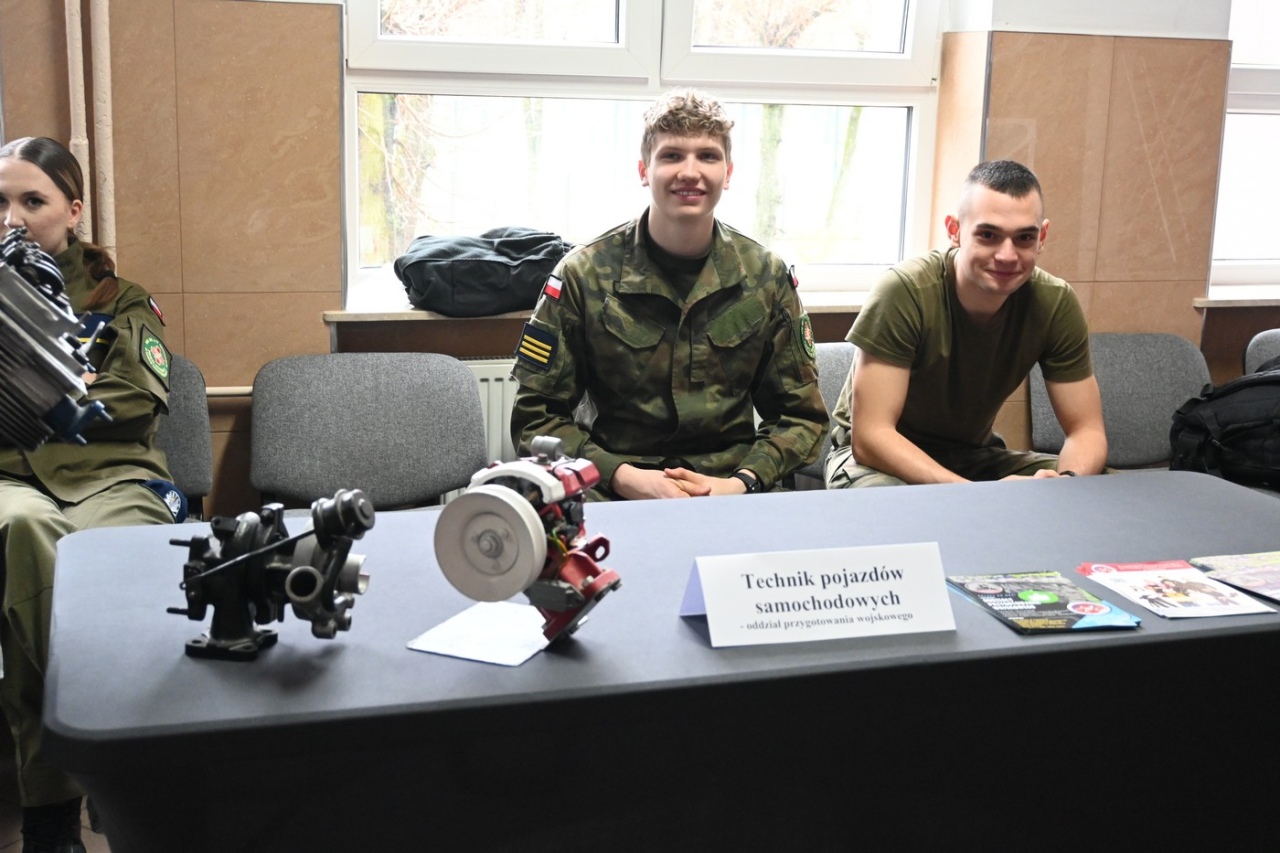 Czas zawodowców w ZSZ nr 2: Młodzież poznaje ofertę edukacyjną szkoły [07.03.2024] - zdjęcie #26 - eOstroleka.pl