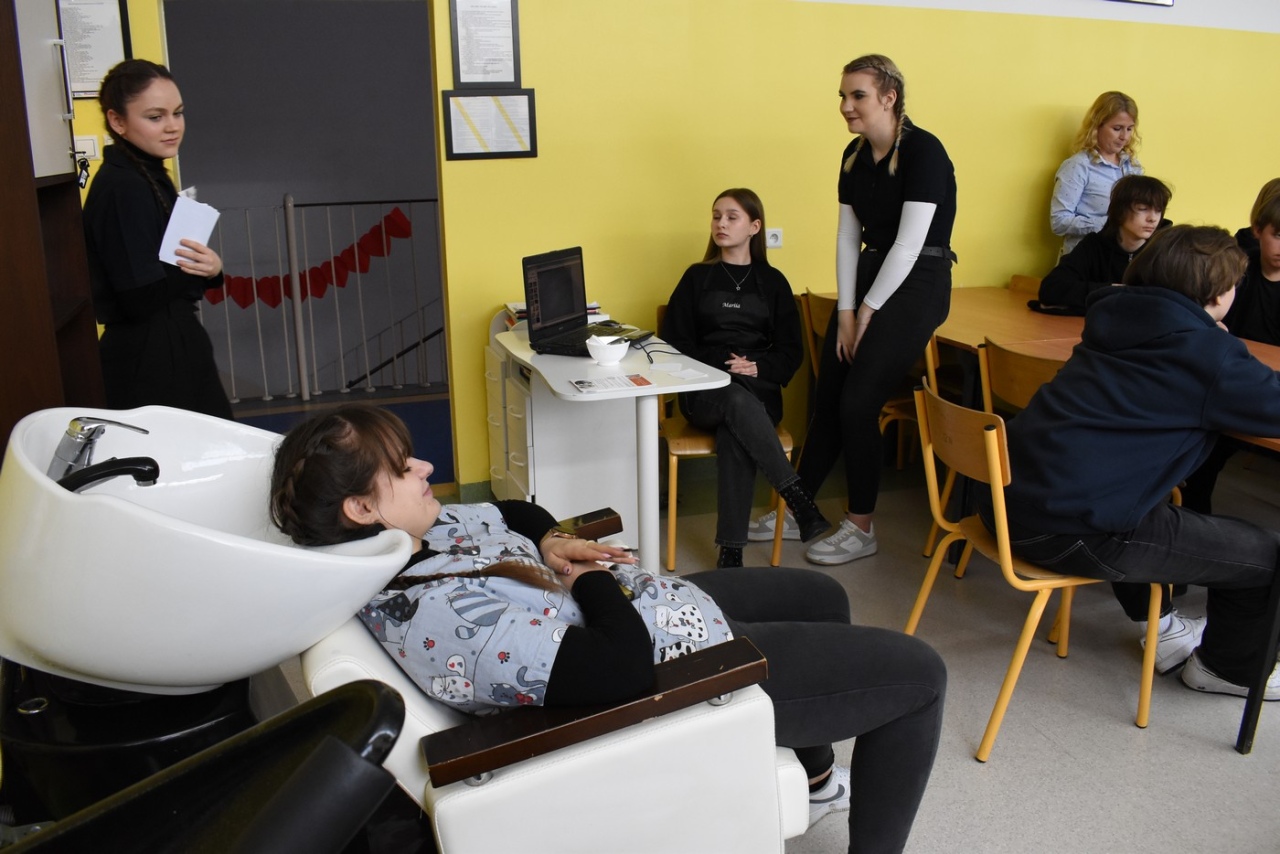 Czas zawodowców w ZSZ nr 2: Młodzież poznaje ofertę edukacyjną szkoły [07.03.2024] - zdjęcie #14 - eOstroleka.pl