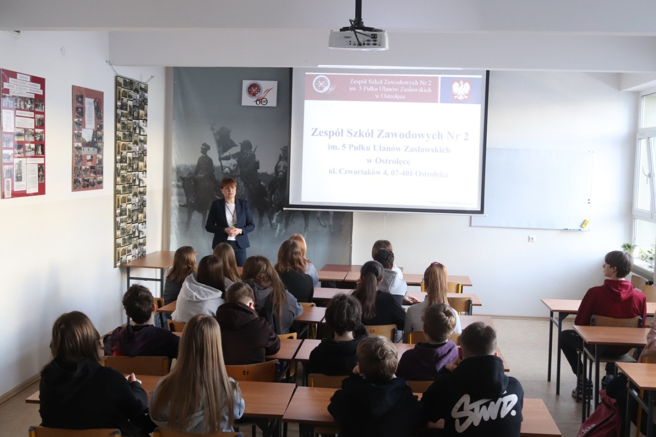 Czas zawodowców w ZSZ nr 2: Młodzież poznaje ofertę edukacyjną szkoły [07.03.2024] - zdjęcie #6 - eOstroleka.pl