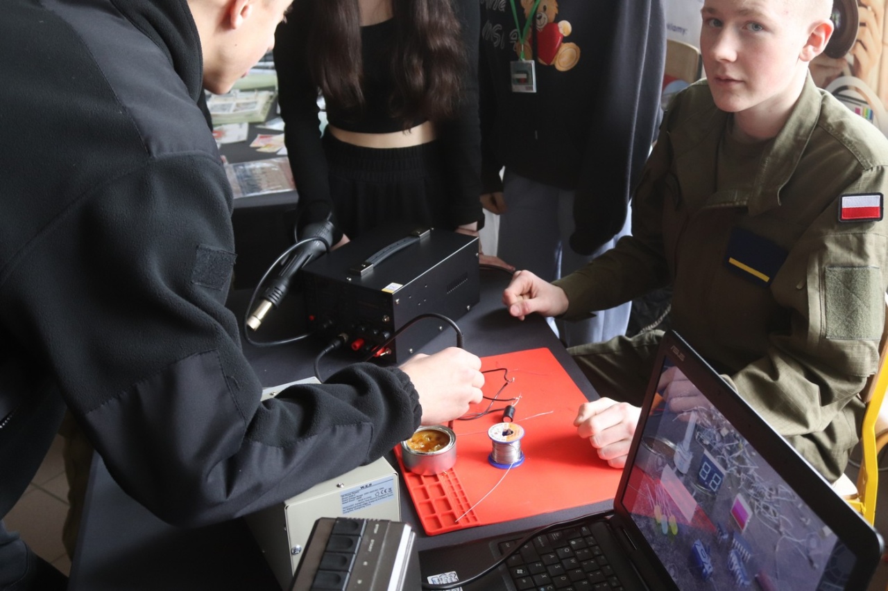 Czas zawodowców w ZSZ nr 2: Młodzież poznaje ofertę edukacyjną szkoły [07.03.2024] - zdjęcie #3 - eOstroleka.pl