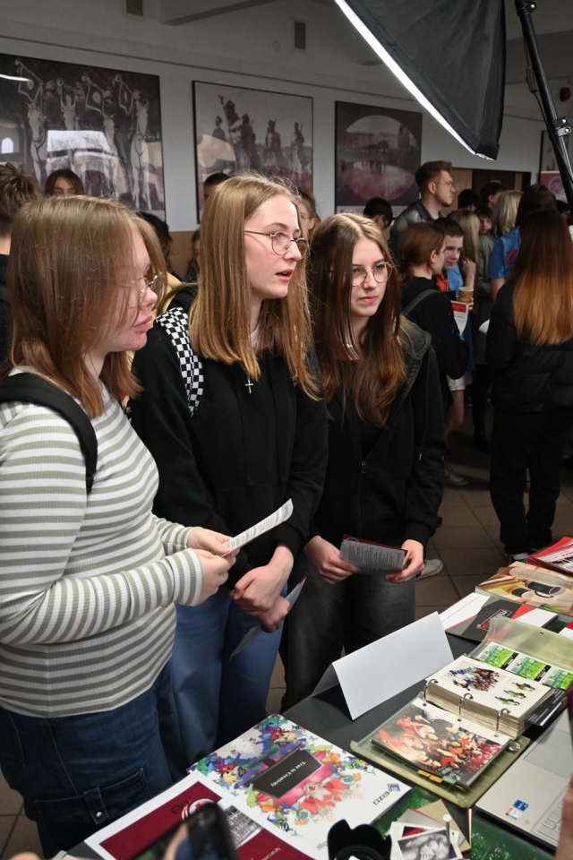 Czas zawodowców w ZSZ nr 2: Młodzież poznaje ofertę edukacyjną szkoły [07.03.2024] - zdjęcie #4 - eOstroleka.pl