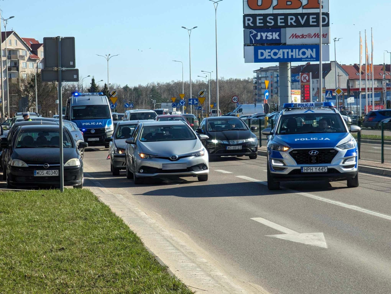 Kraksa z “milicją” w centrum Ostrołęki. Uszkodzone trzy auta [08.03.2024] - zdjęcie #7 - eOstroleka.pl