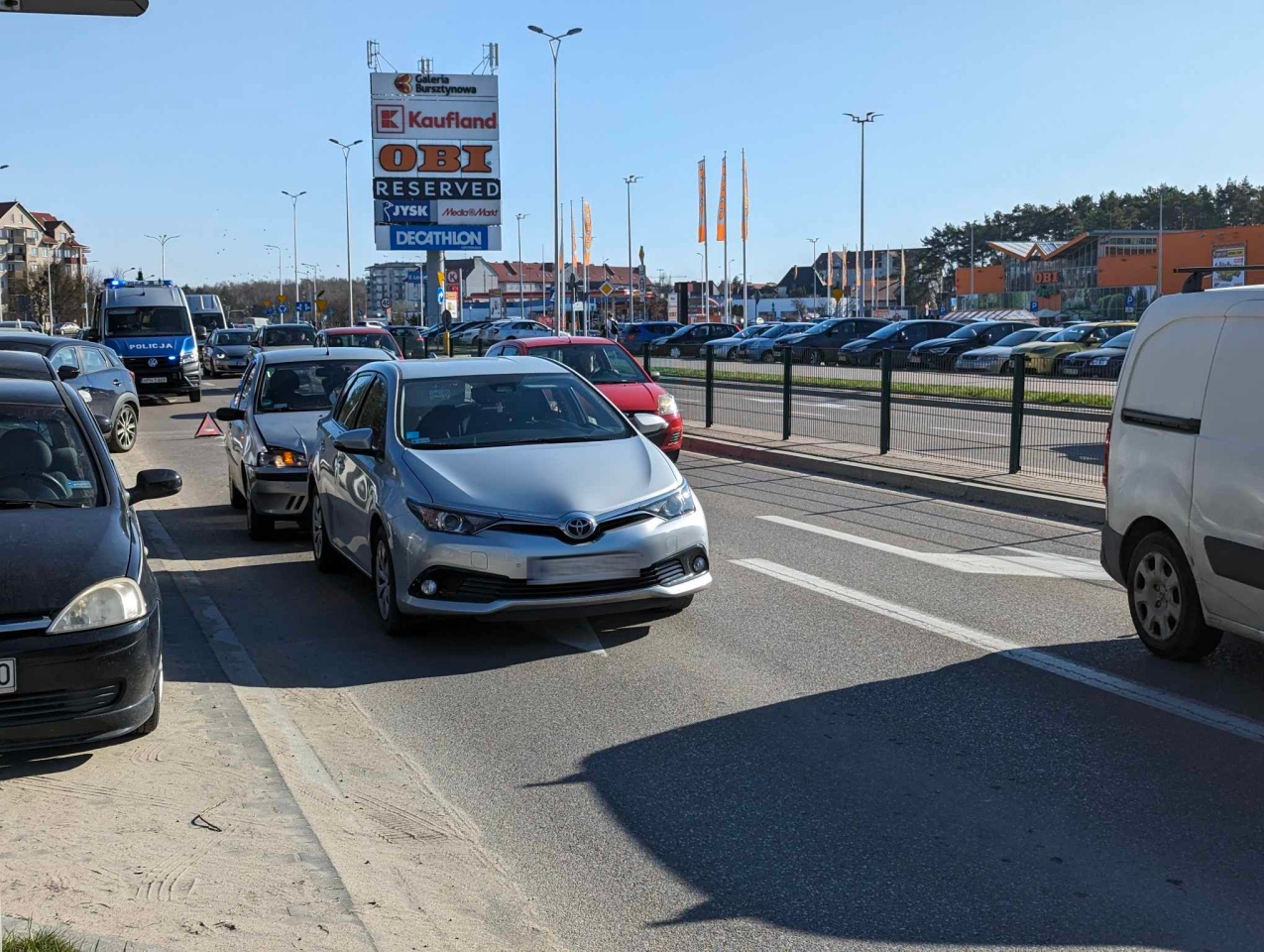 Kraksa z “milicją” w centrum Ostrołęki. Uszkodzone trzy auta [08.03.2024] - zdjęcie #6 - eOstroleka.pl