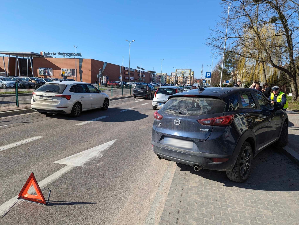 Kraksa z “milicją” w centrum Ostrołęki. Uszkodzone trzy auta [08.03.2024] - zdjęcie #2 - eOstroleka.pl