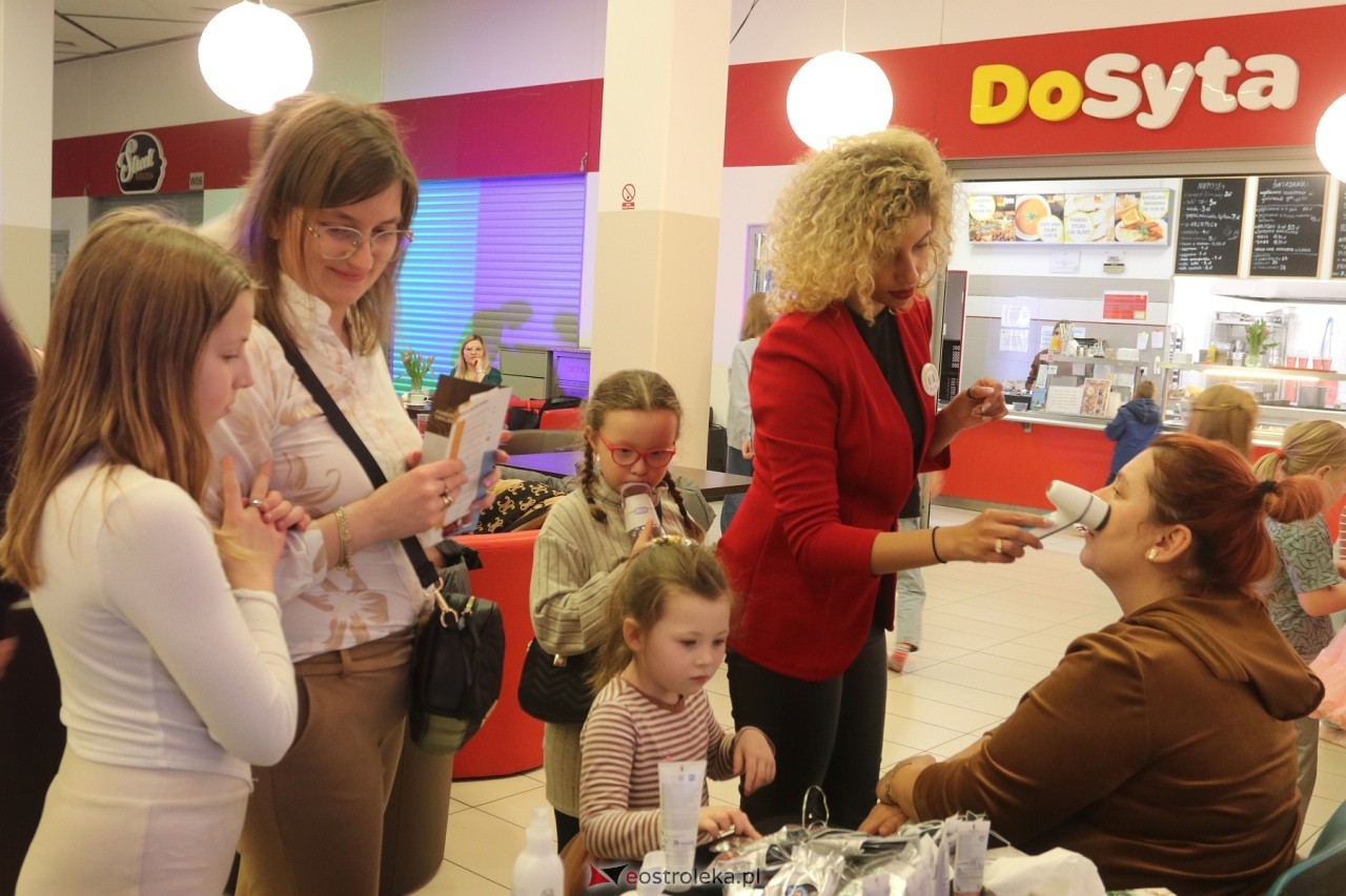 O matko i córko! Dzień Kobiet w Ostrołęce [08.03.2024] - zdjęcie #10 - eOstroleka.pl