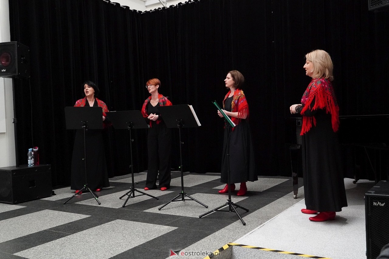 Koncert grupy wokalnej Trzecie zwrotki w MKK [10.03.2024] - zdjęcie #36 - eOstroleka.pl