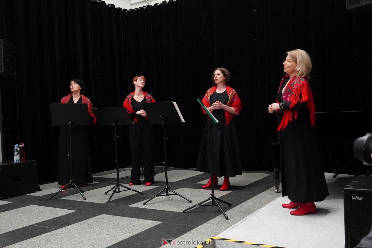 Koncert grupy wokalnej Trzecie zwrotki w MKK [10.03.2024] - zdjęcie #35 - eOstroleka.pl