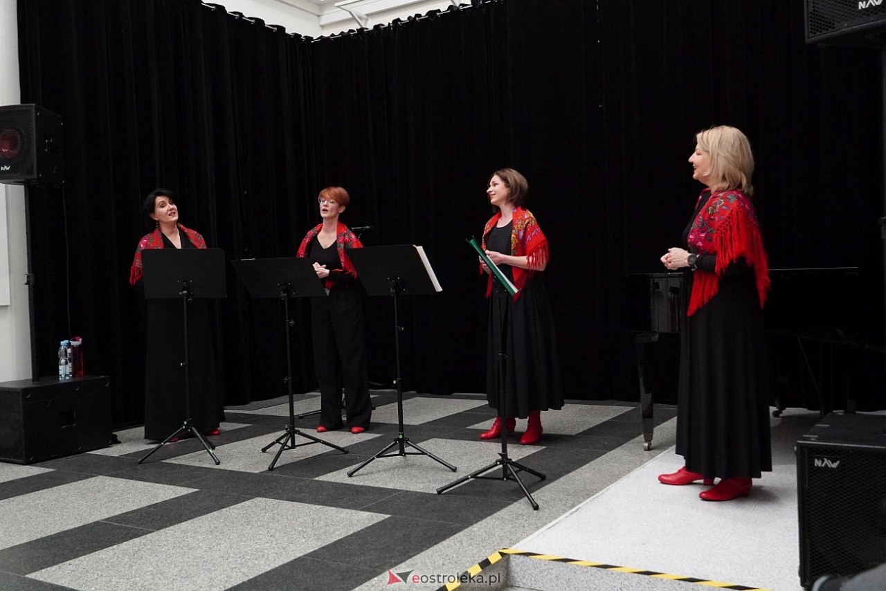 Koncert grupy wokalnej Trzecie zwrotki w MKK [10.03.2024] - zdjęcie #32 - eOstroleka.pl