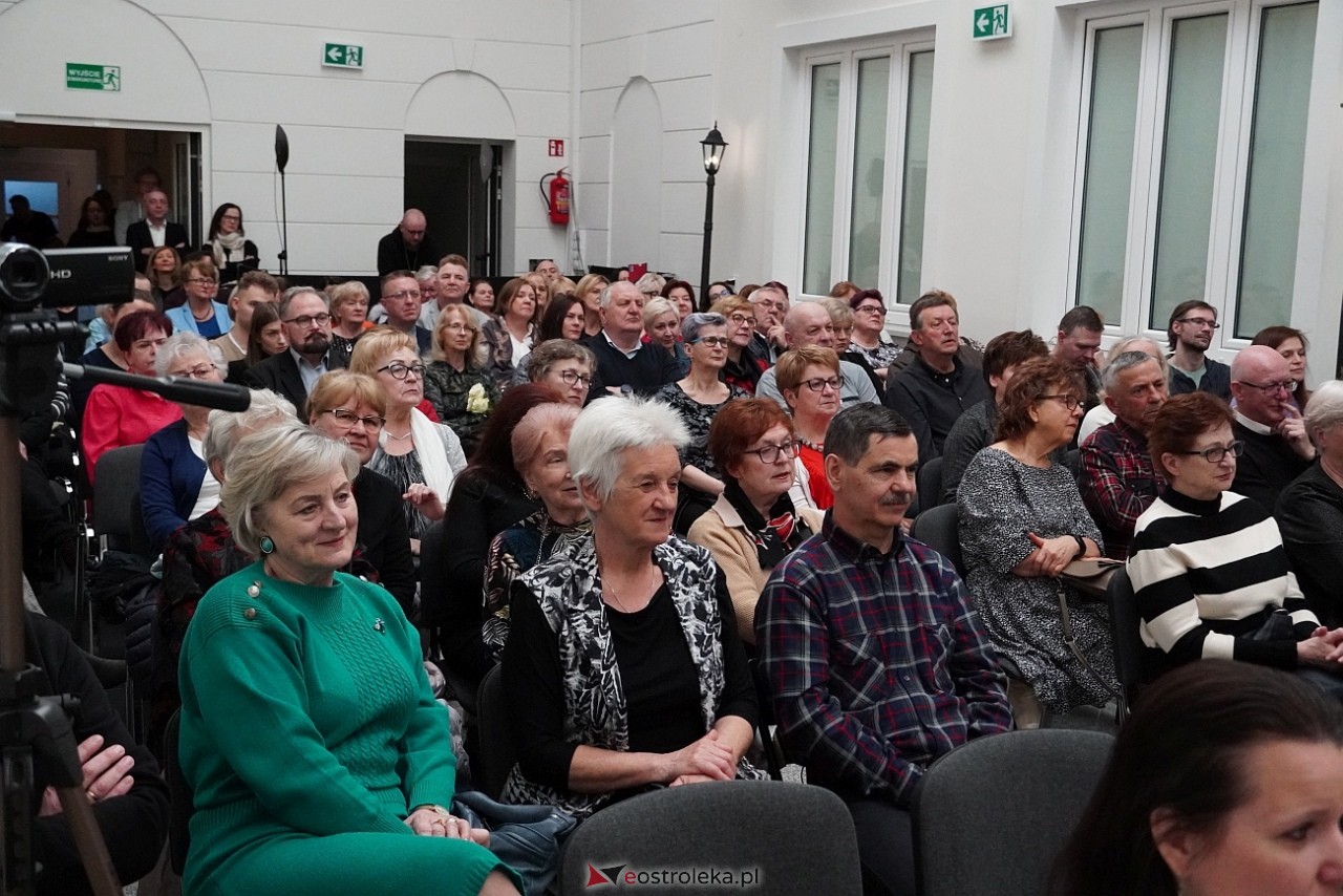 Koncert grupy wokalnej Trzecie zwrotki w MKK [10.03.2024] - zdjęcie #25 - eOstroleka.pl