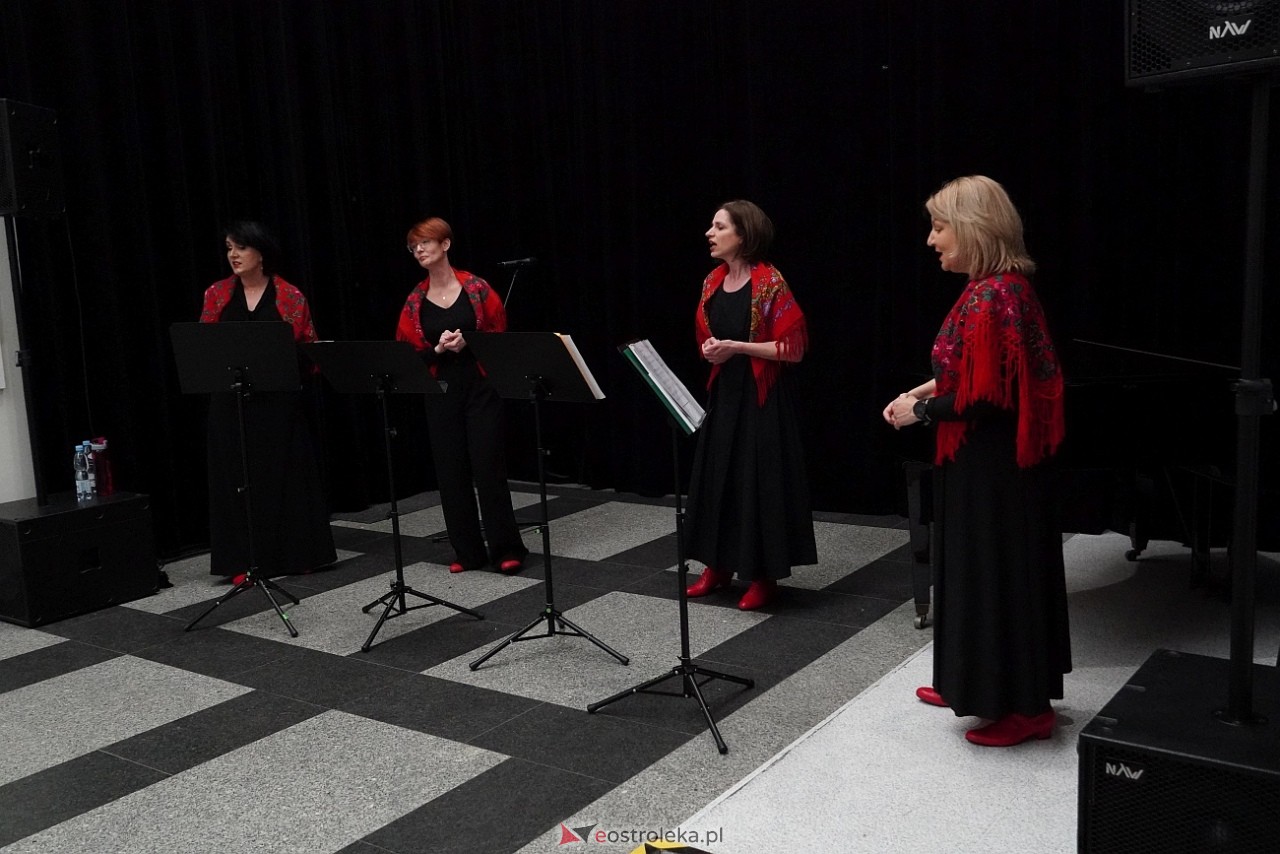 Koncert grupy wokalnej Trzecie zwrotki w MKK [10.03.2024] - zdjęcie #17 - eOstroleka.pl