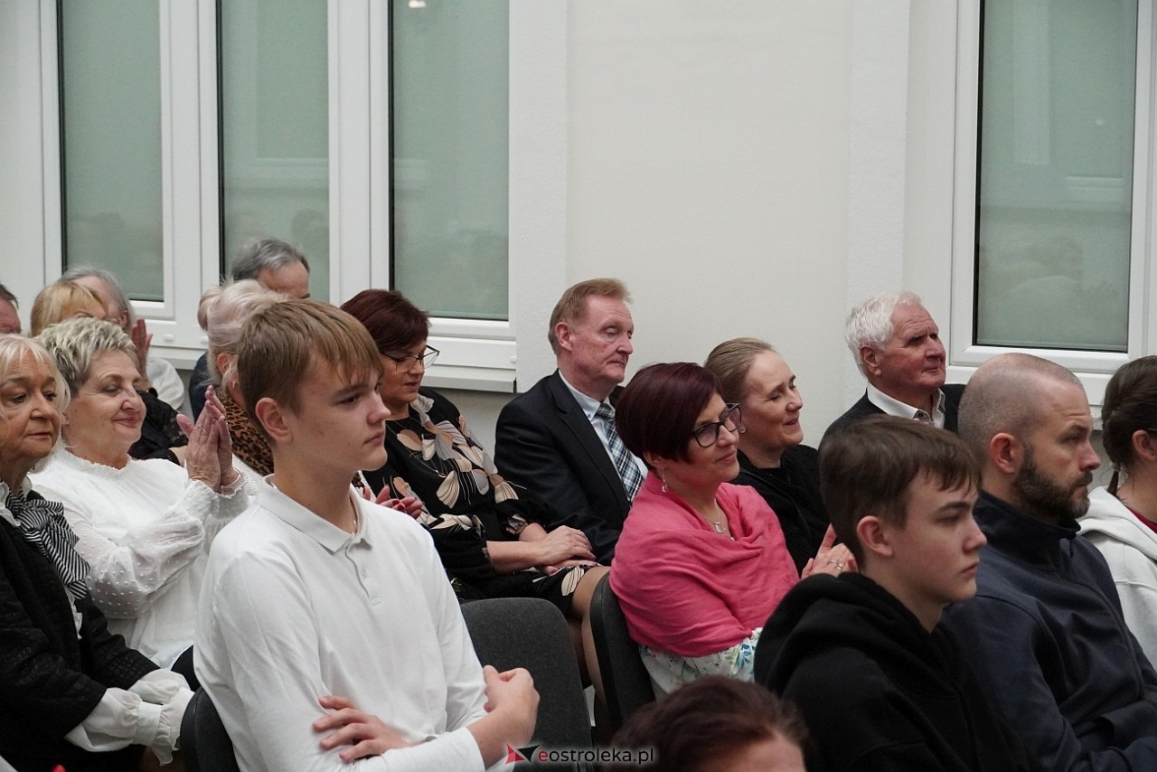 Koncert grupy wokalnej Trzecie zwrotki w MKK [10.03.2024] - zdjęcie #16 - eOstroleka.pl