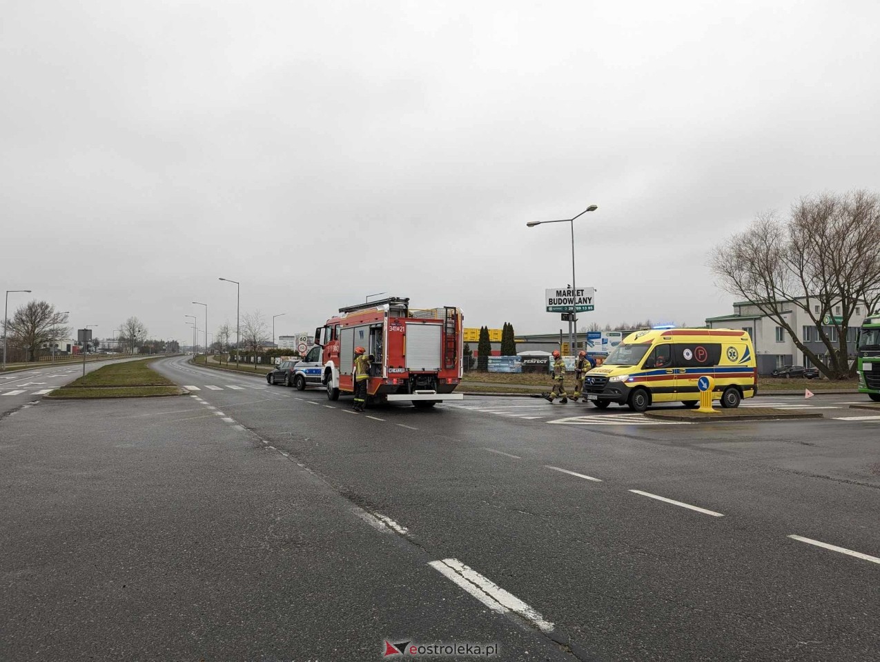 Wypadek na Kołobrzeskiej w Ostrołęce. To miejsce przynosi pecha wielu kierowcom [12.03.2024] - zdjęcie #8 - eOstroleka.pl