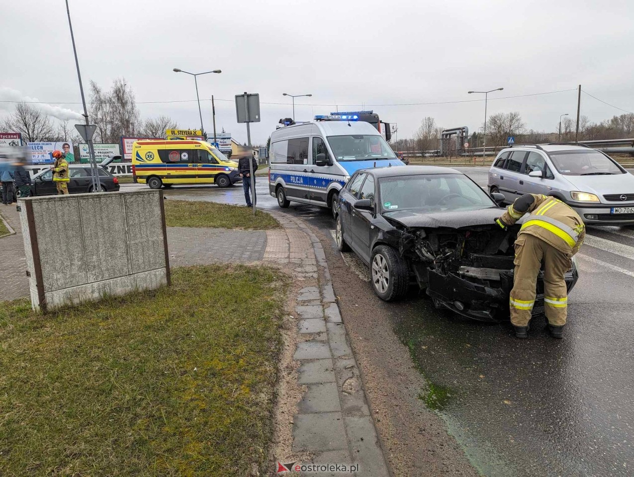 Wypadek na Kołobrzeskiej w Ostrołęce. To miejsce przynosi pecha wielu kierowcom [12.03.2024] - zdjęcie #10 - eOstroleka.pl