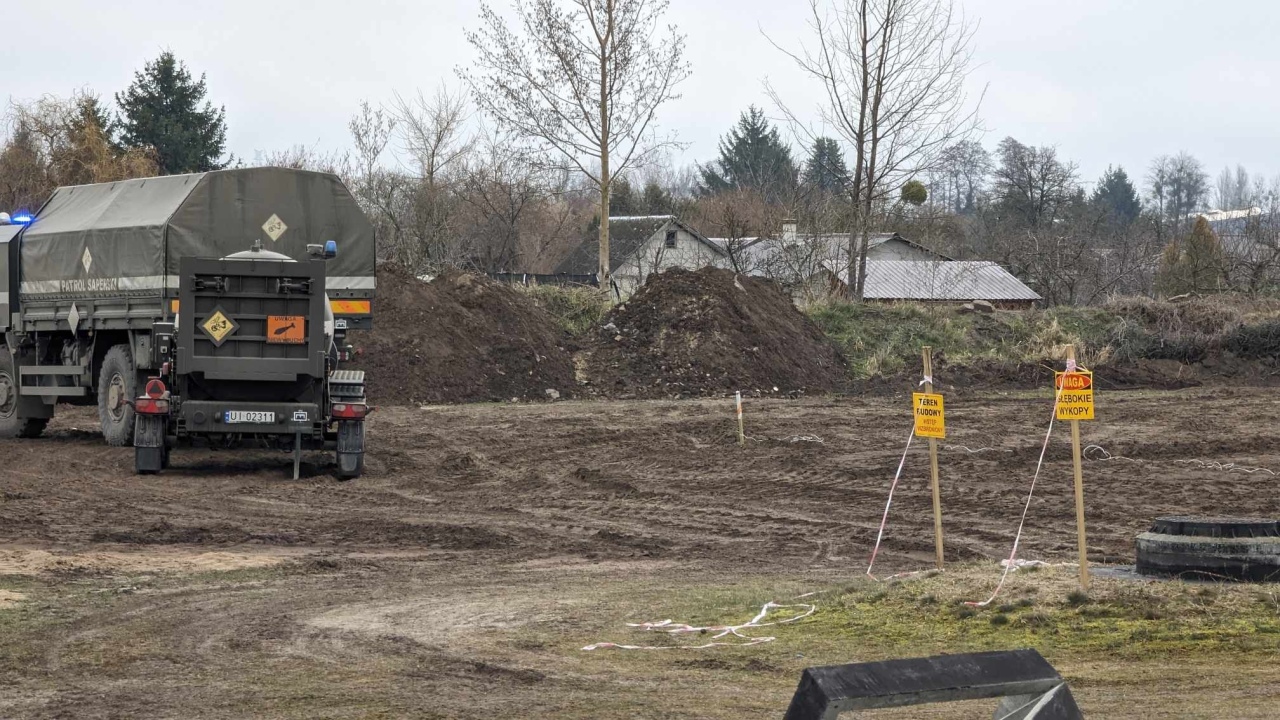 Niewybuch na stadionie [13.03.2024] - zdjęcie #11 - eOstroleka.pl