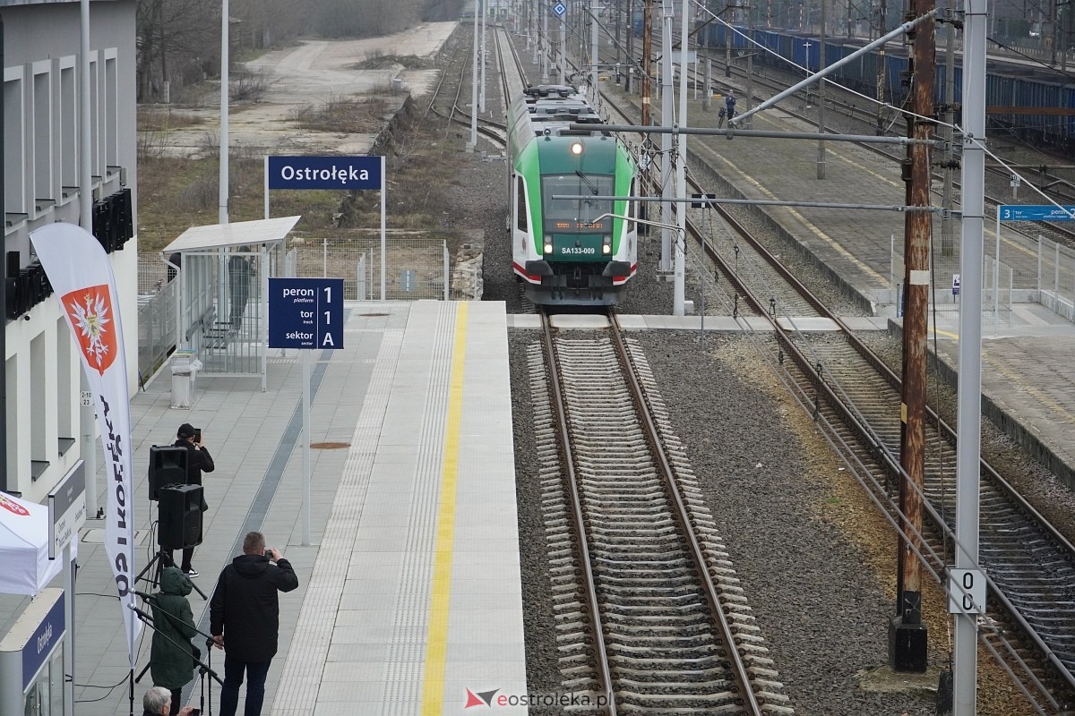Przyjazd pociągu z Białegostoku [15.03.2024] - zdjęcie #1 - eOstroleka.pl