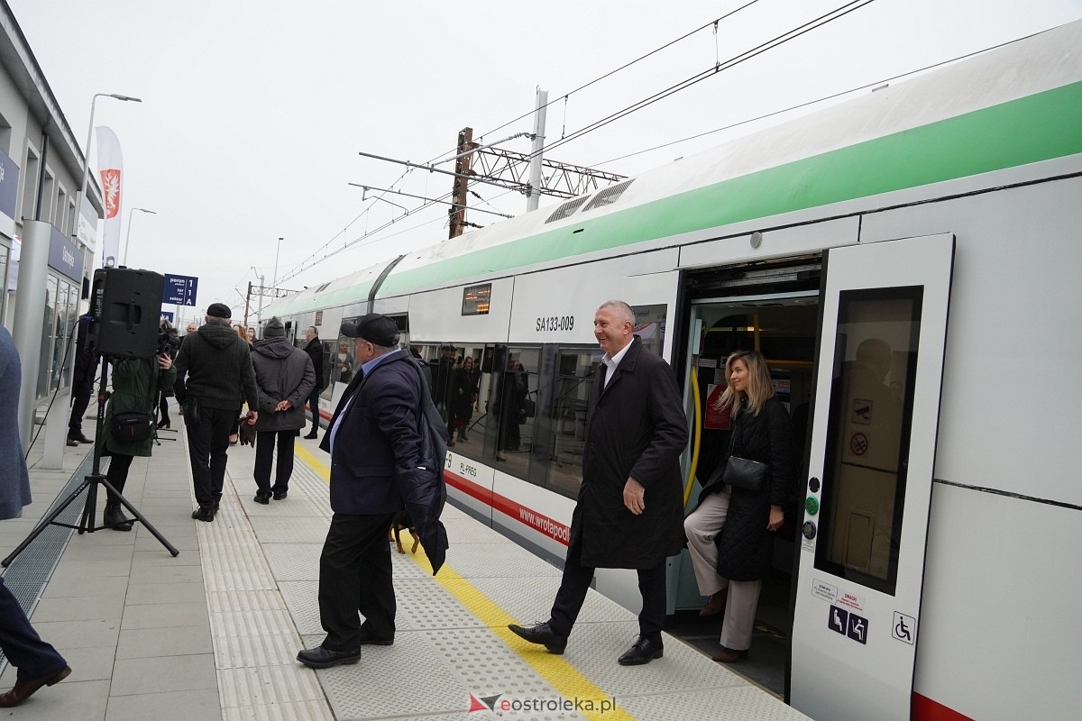 Przyjazd pociągu z Białegostoku [15.03.2024] - zdjęcie #9 - eOstroleka.pl