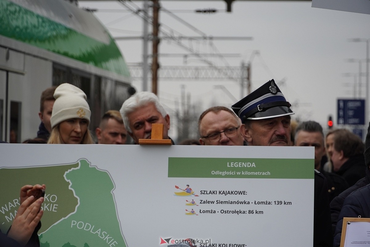 Przyjazd pociągu z Białegostoku [15.03.2024] - zdjęcie #16 - eOstroleka.pl