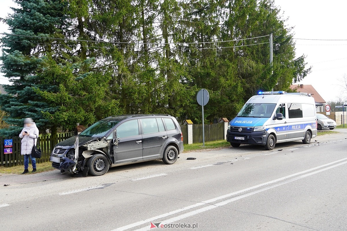 Kolizja w Czarnowcu! VW uderzył w dostawczaka [15.03.2024] - zdjęcie #3 - eOstroleka.pl