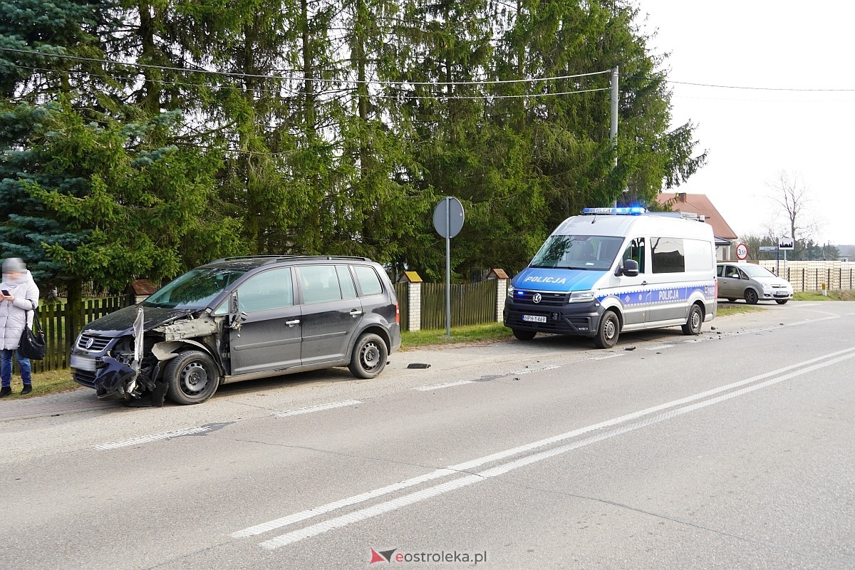 Kolizja w Czarnowcu! VW uderzył w dostawczaka [15.03.2024] - zdjęcie #4 - eOstroleka.pl
