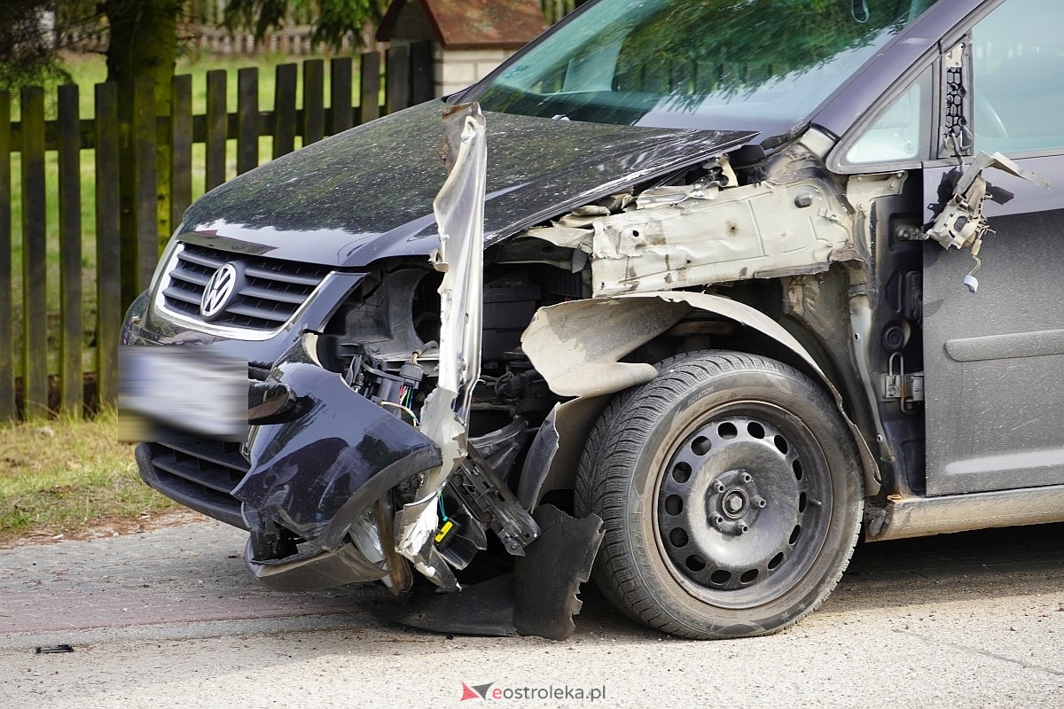 Kolizja w Czarnowcu! VW uderzył w dostawczaka [15.03.2024] - zdjęcie #7 - eOstroleka.pl