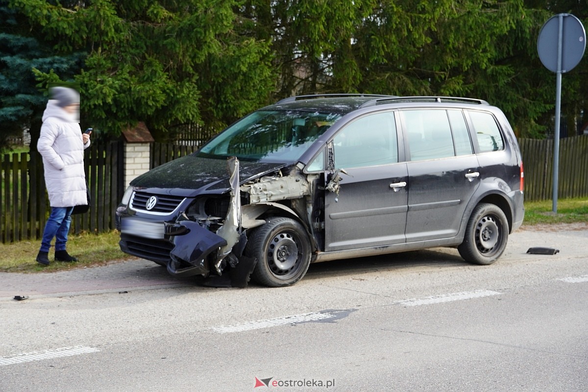 Kolizja w Czarnowcu! VW uderzył w dostawczaka [15.03.2024] - zdjęcie #9 - eOstroleka.pl