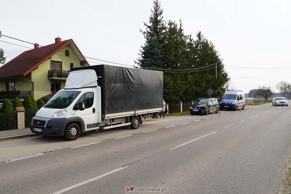 Kolizja w Czarnowcu! VW uderzył w dostawczaka [15.03.2024] - zdjęcie #3 - eOstroleka.pl