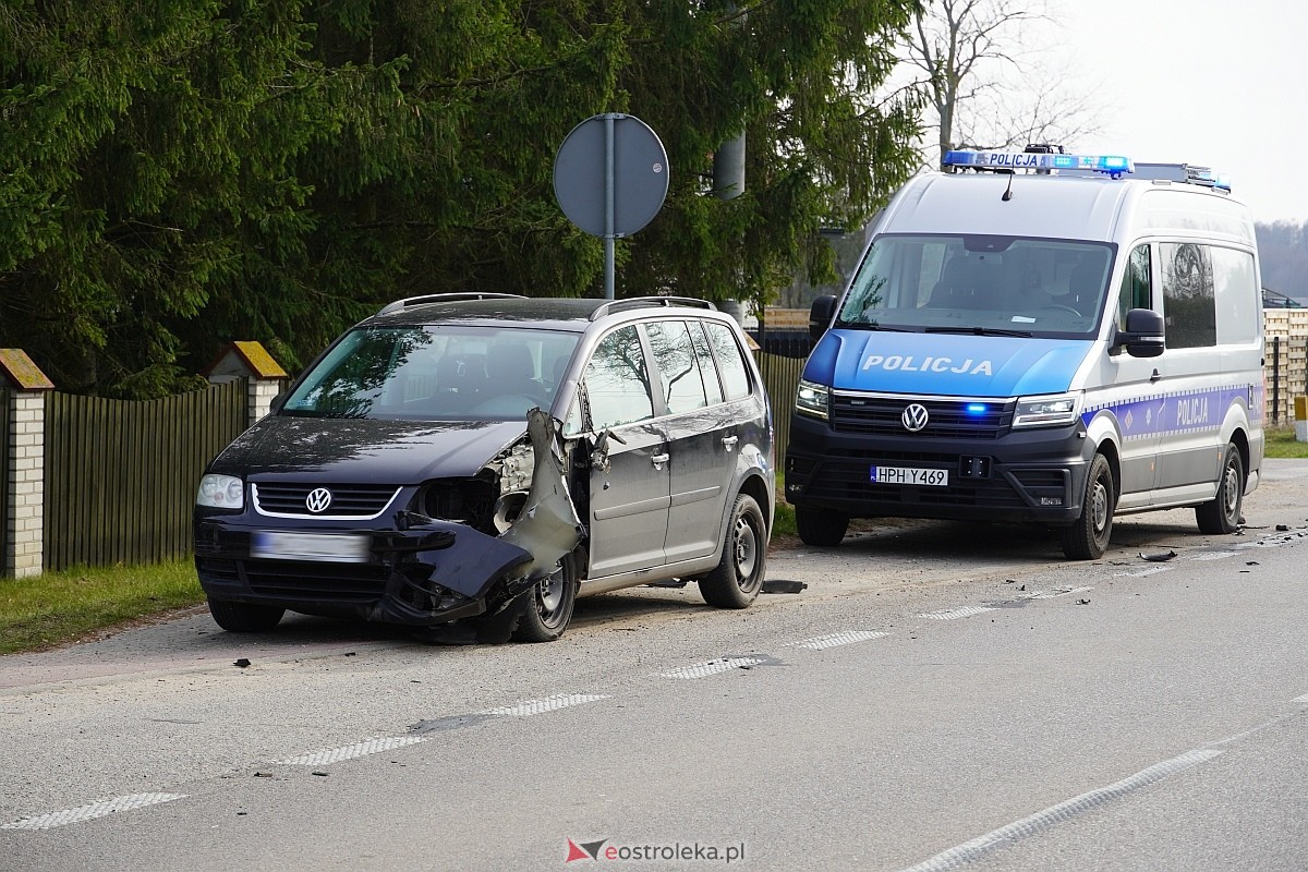 Kolizja w Czarnowcu! VW uderzył w dostawczaka [15.03.2024] - zdjęcie #12 - eOstroleka.pl