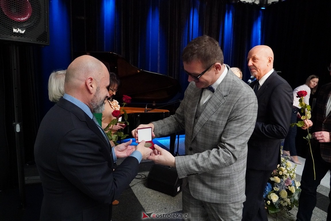 175. lecia Szpitalnictwa w Ostrołęce. Wręczono medale „Zadłużony dla Szpitala w Ostrołęce [15.03.2024] - zdjęcie #73 - eOstroleka.pl