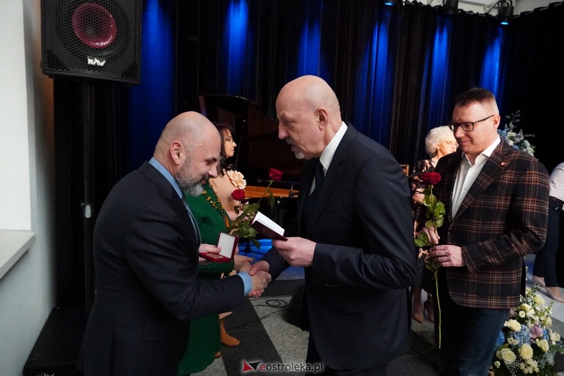 175. lecia Szpitalnictwa w Ostrołęce. Wręczono medale „Zadłużony dla Szpitala w Ostrołęce [15.03.2024] - zdjęcie #72 - eOstroleka.pl