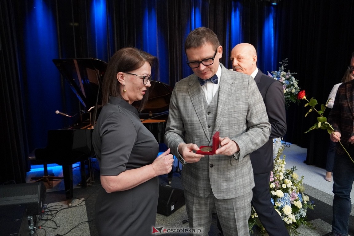 175. lecia Szpitalnictwa w Ostrołęce. Wręczono medale „Zadłużony dla Szpitala w Ostrołęce [15.03.2024] - zdjęcie #60 - eOstroleka.pl