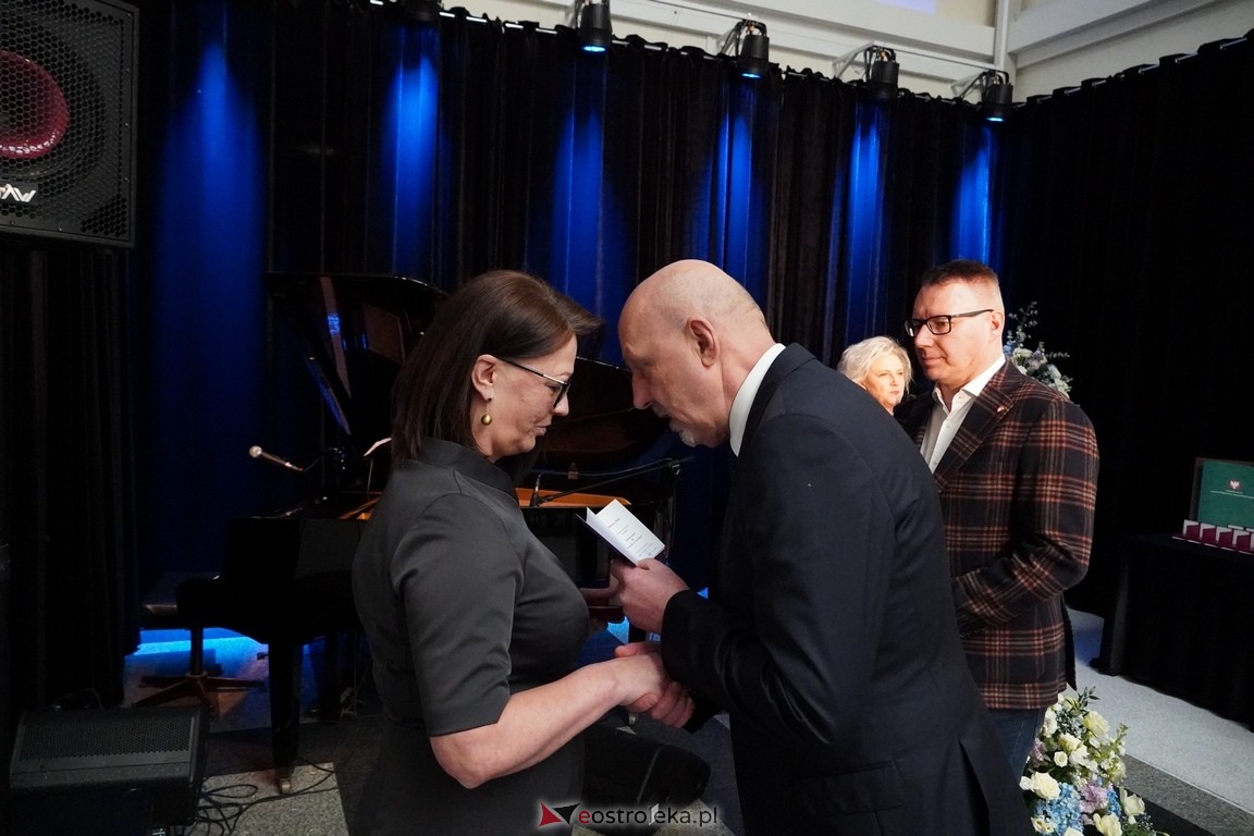 175. lecia Szpitalnictwa w Ostrołęce. Wręczono medale „Zadłużony dla Szpitala w Ostrołęce [15.03.2024] - zdjęcie #59 - eOstroleka.pl