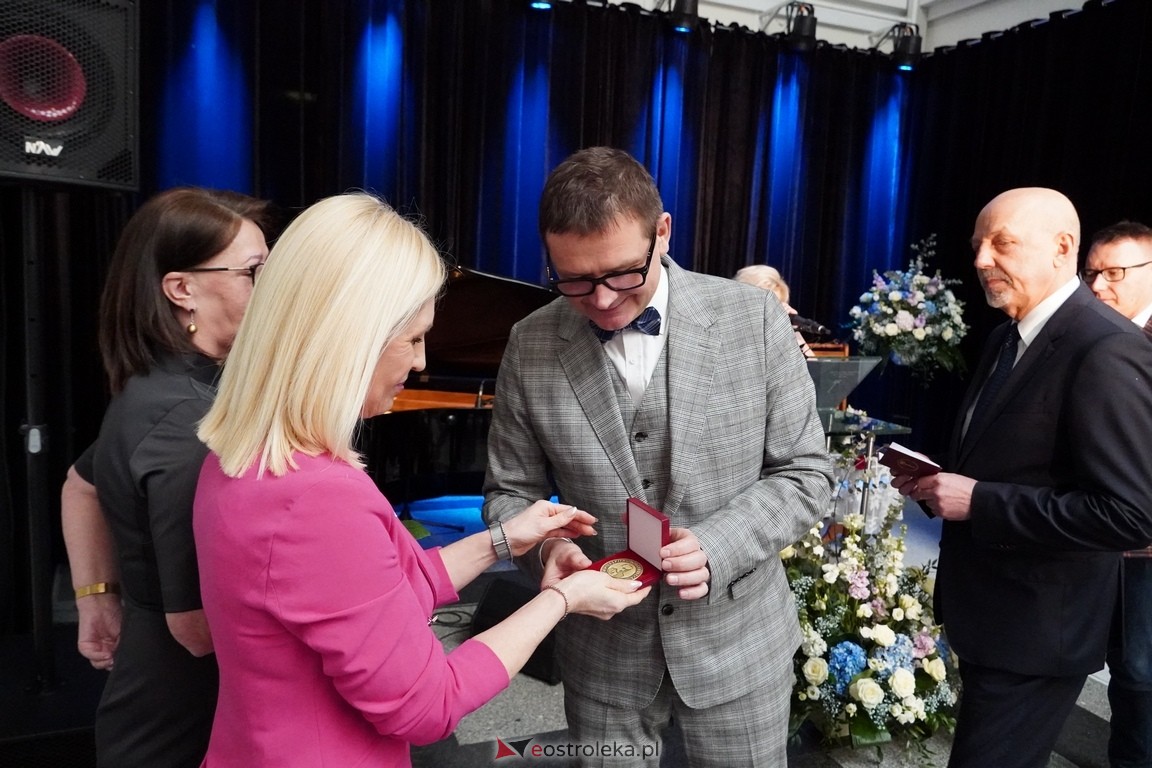 175. lecia Szpitalnictwa w Ostrołęce. Wręczono medale „Zadłużony dla Szpitala w Ostrołęce [15.03.2024] - zdjęcie #58 - eOstroleka.pl