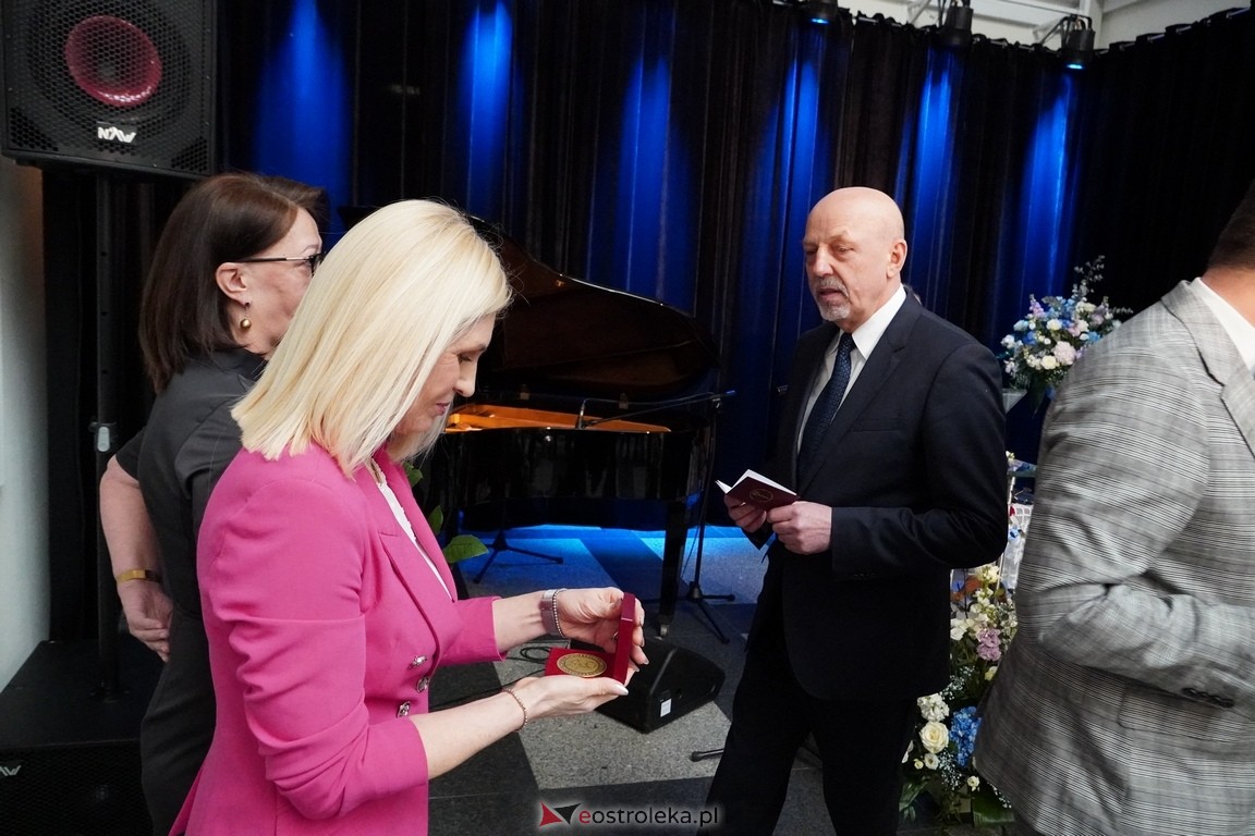 175. lecia Szpitalnictwa w Ostrołęce. Wręczono medale „Zadłużony dla Szpitala w Ostrołęce [15.03.2024] - zdjęcie #57 - eOstroleka.pl