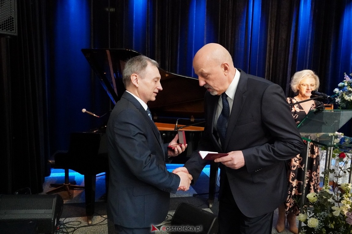 175. lecia Szpitalnictwa w Ostrołęce. Wręczono medale „Zadłużony dla Szpitala w Ostrołęce [15.03.2024] - zdjęcie #44 - eOstroleka.pl