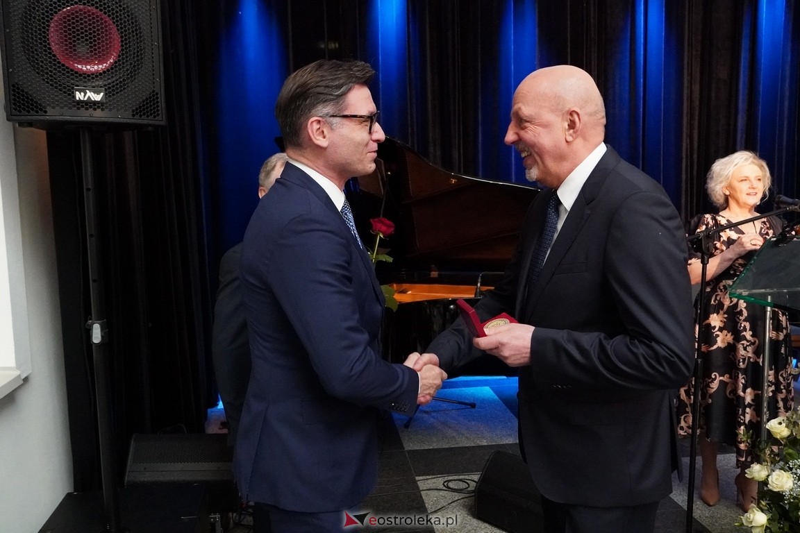 175. lecia Szpitalnictwa w Ostrołęce. Wręczono medale „Zadłużony dla Szpitala w Ostrołęce [15.03.2024] - zdjęcie #42 - eOstroleka.pl