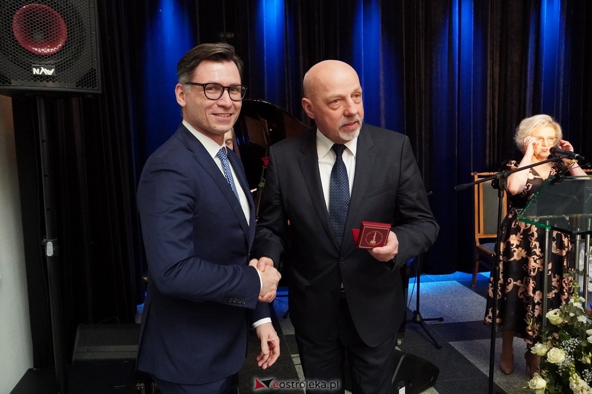 175. lecia Szpitalnictwa w Ostrołęce. Wręczono medale „Zadłużony dla Szpitala w Ostrołęce [15.03.2024] - zdjęcie #41 - eOstroleka.pl