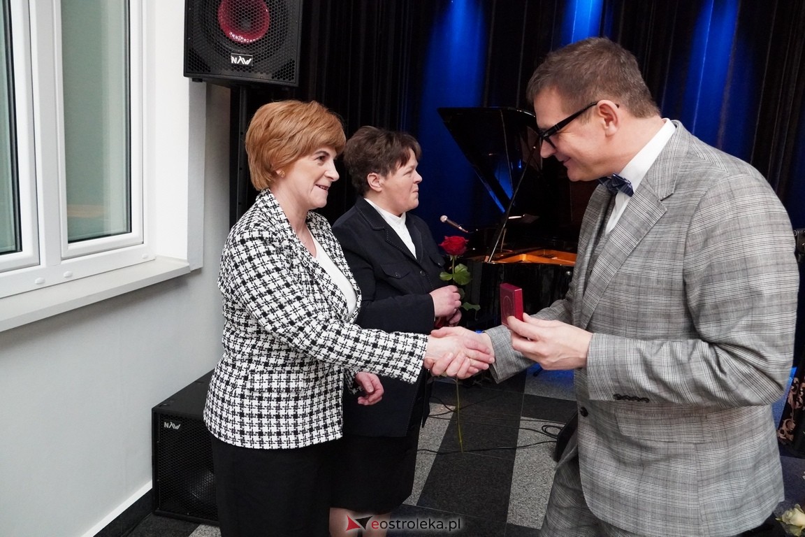 175. lecia Szpitalnictwa w Ostrołęce. Wręczono medale „Zadłużony dla Szpitala w Ostrołęce [15.03.2024] - zdjęcie #23 - eOstroleka.pl