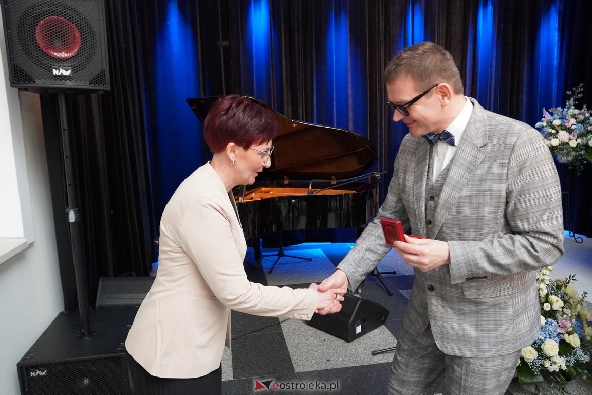 175. lecia Szpitalnictwa w Ostrołęce. Wręczono medale „Zadłużony dla Szpitala w Ostrołęce [15.03.2024] - zdjęcie #10 - eOstroleka.pl