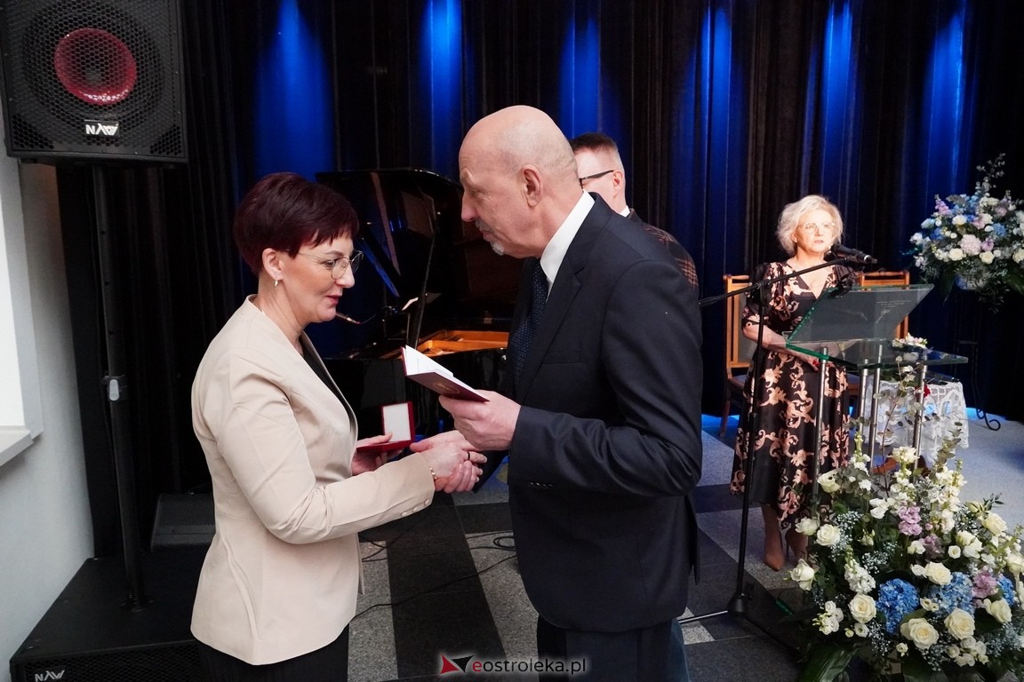 175. lecia Szpitalnictwa w Ostrołęce. Wręczono medale „Zadłużony dla Szpitala w Ostrołęce [15.03.2024] - zdjęcie #9 - eOstroleka.pl