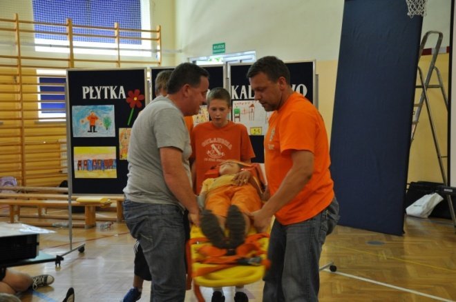 Uczniowie SP6 poznali zasady zachowania nad wodą (15.VI.2011 - zdjęcie #1 - eOstroleka.pl