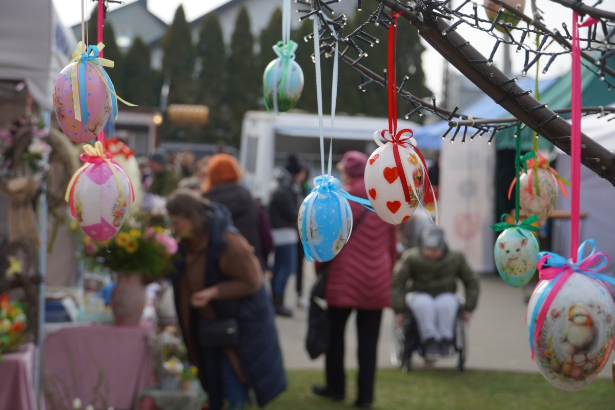 Rzekuński Jarmark Wielkanocny: Tradycja i radość w sercu Mazowsza [16.03.2024] - zdjęcie #36 - eOstroleka.pl