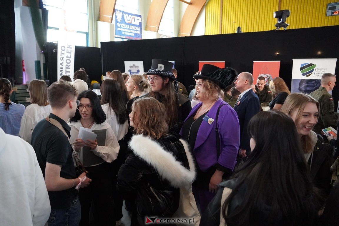 Forum Edukacyjne 2024 i XIII Młodzieżowe Targi Edukacji i Pracy [20.03.2024] - zdjęcie #116 - eOstroleka.pl