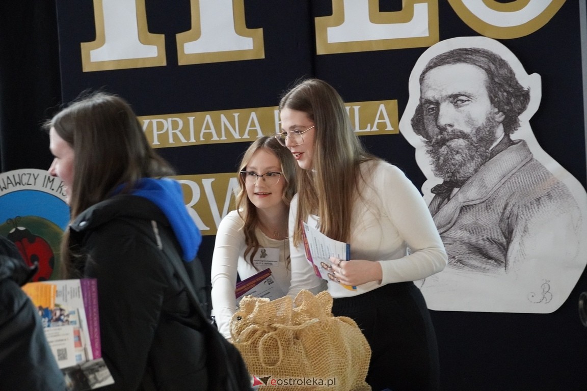 Forum Edukacyjne 2024 i XIII Młodzieżowe Targi Edukacji i Pracy [20.03.2024] - zdjęcie #104 - eOstroleka.pl