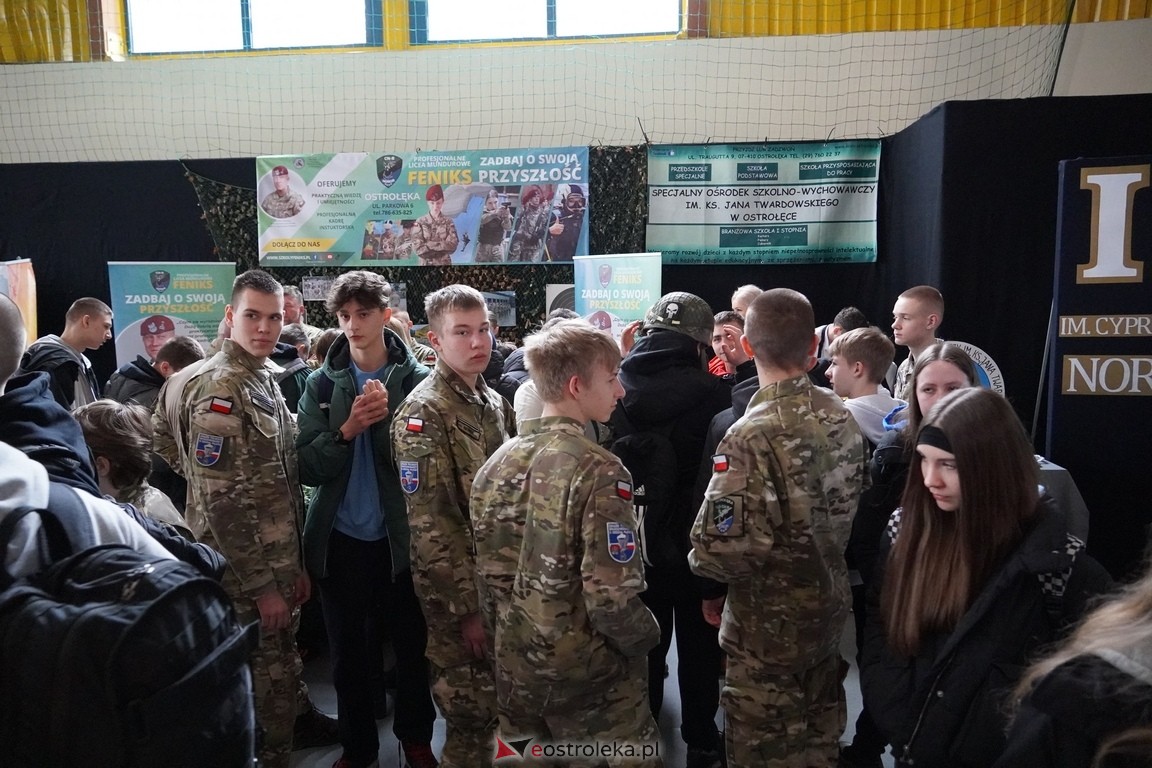 Forum Edukacyjne 2024 i XIII Młodzieżowe Targi Edukacji i Pracy [20.03.2024] - zdjęcie #103 - eOstroleka.pl